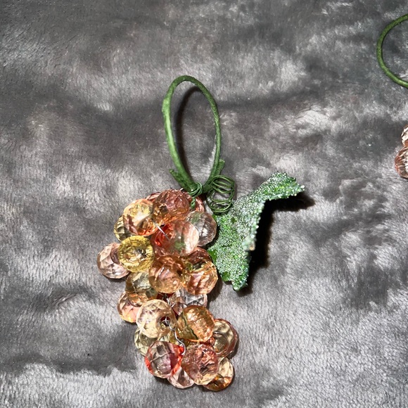 Vintage Acrylic Lucite Grapes Cluster Peach Faceted Napkin Rings Sugared Leaves - Picture 6 of 7